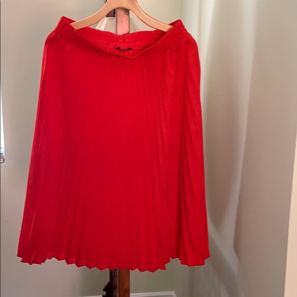 Red pleated skirt - Picture 4 of 11
